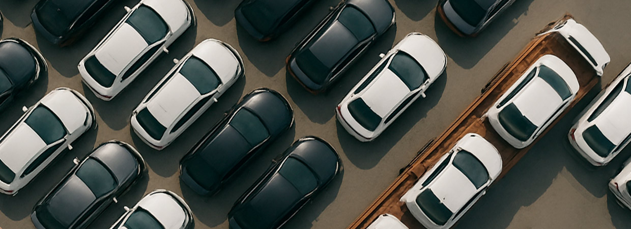 Pátios de carros em vista superior representando a desmobilização de frota