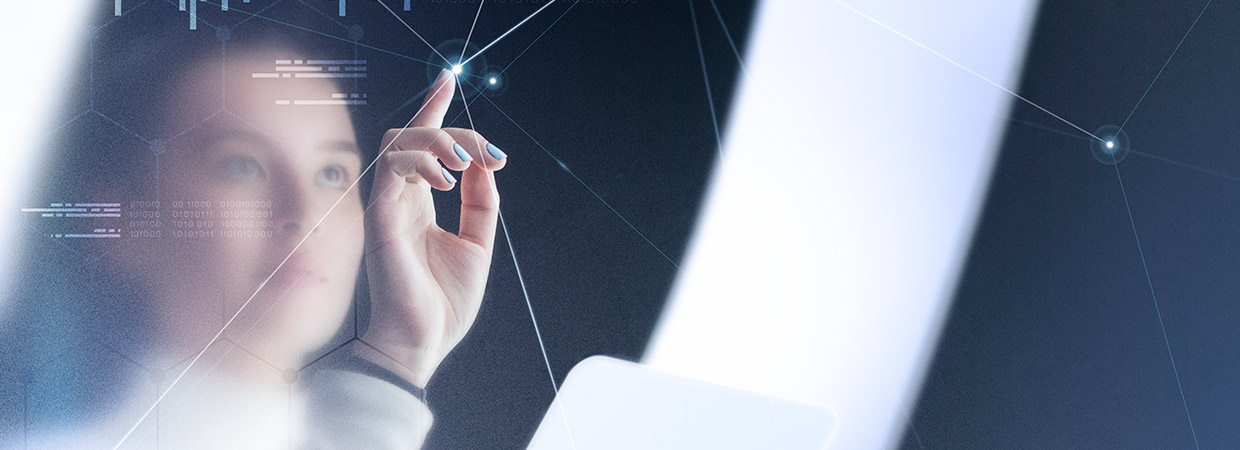 Mulher interagindo com elementos tecnológicos